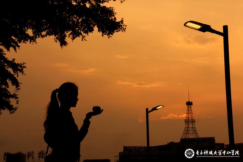 黃昏剪影計(jì)算機(jī)多媒體111班王志強(qiáng)15019916049